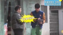 逗趣青年捡到钱包好紧张