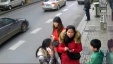 众人齐心为孩子寻母